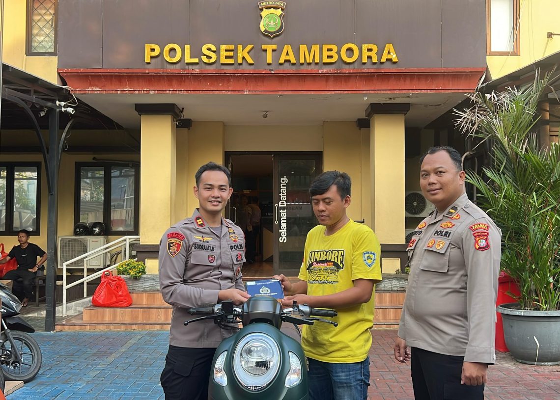 Kapolsek Tambora Serahkan Motor yang Hilang Kepada Pemiliknya Secara Gratis