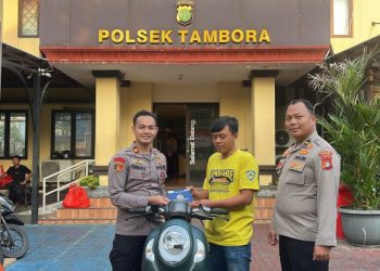 Kapolsek Tambora Serahkan Motor yang Hilang Kepada Pemiliknya Secara Gratis