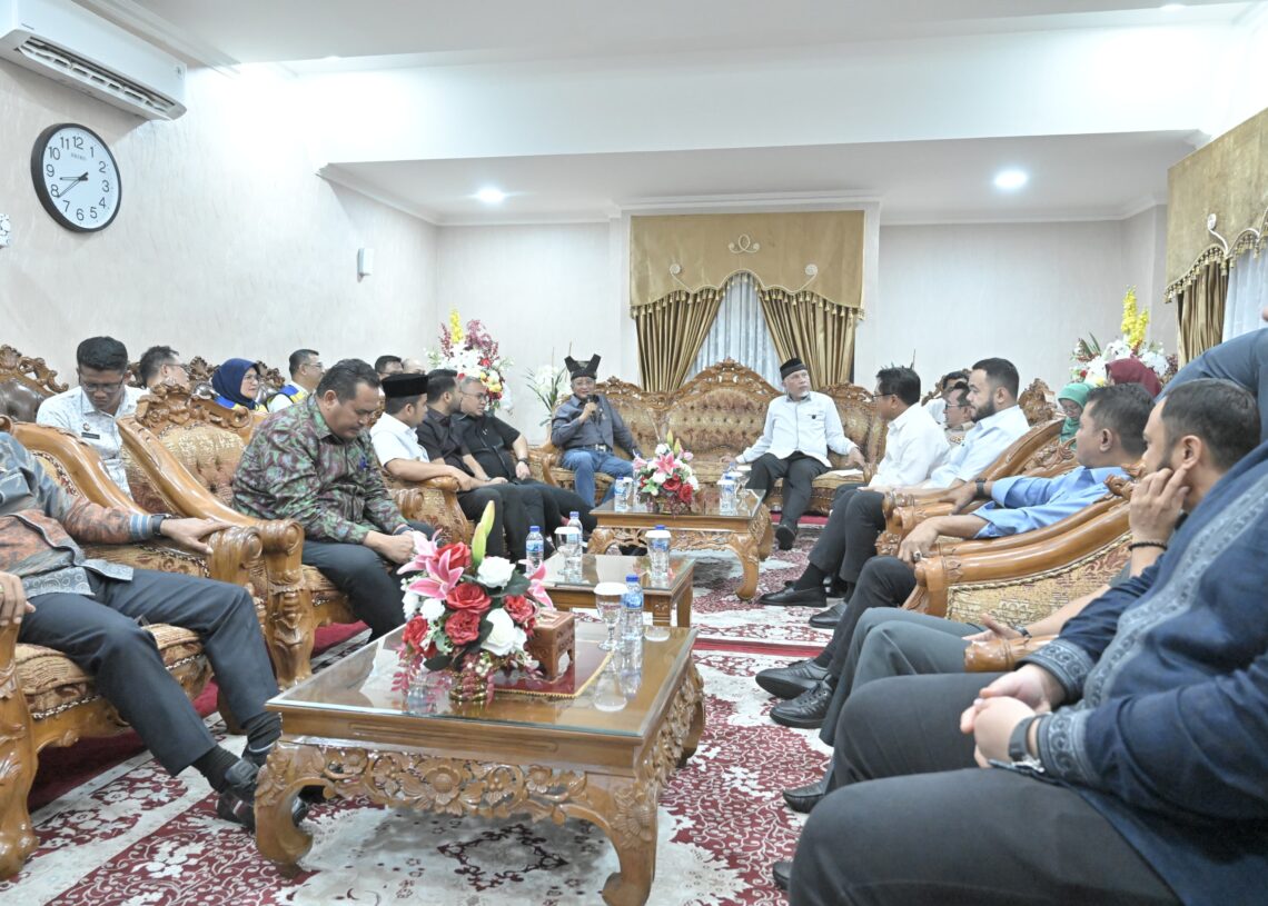 Gubernur Mahyeldi Paparkan Proyek Strategis Sumbar di Hadapan Menteri PU