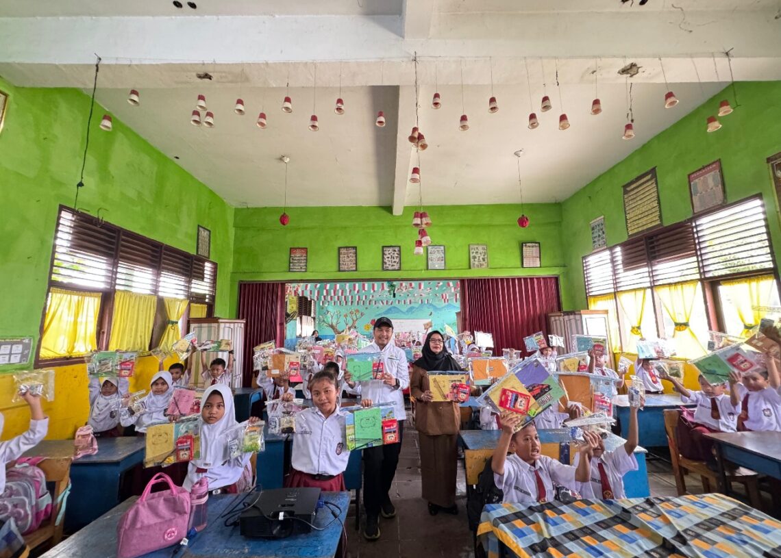 Rayakan Hari Pendidikan Nasional, PLN Icon Plus Beri Dukungan ATK dan Prasarana Kebersihan untuk SDN 112 Pekanbaru
