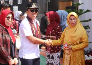 Wujud Bakti pada Orang yang Berjasa Dalam Hidup, Bupati Lambar Hadiahi Umrah untuk Gurunya saat SMA