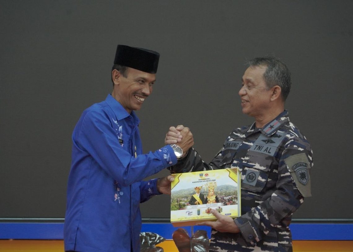 Sinergi Pemkab Solok Selatan dengan Lantamal II Padang Gelar Bakti Sosial Perbaikan Irigasi Sungai Talu