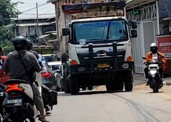 Warga Meruya Selatan Protes Proyek Pacifik Garden: Truk Tanah Langgar Jam Operasional, Aparat Bungkam