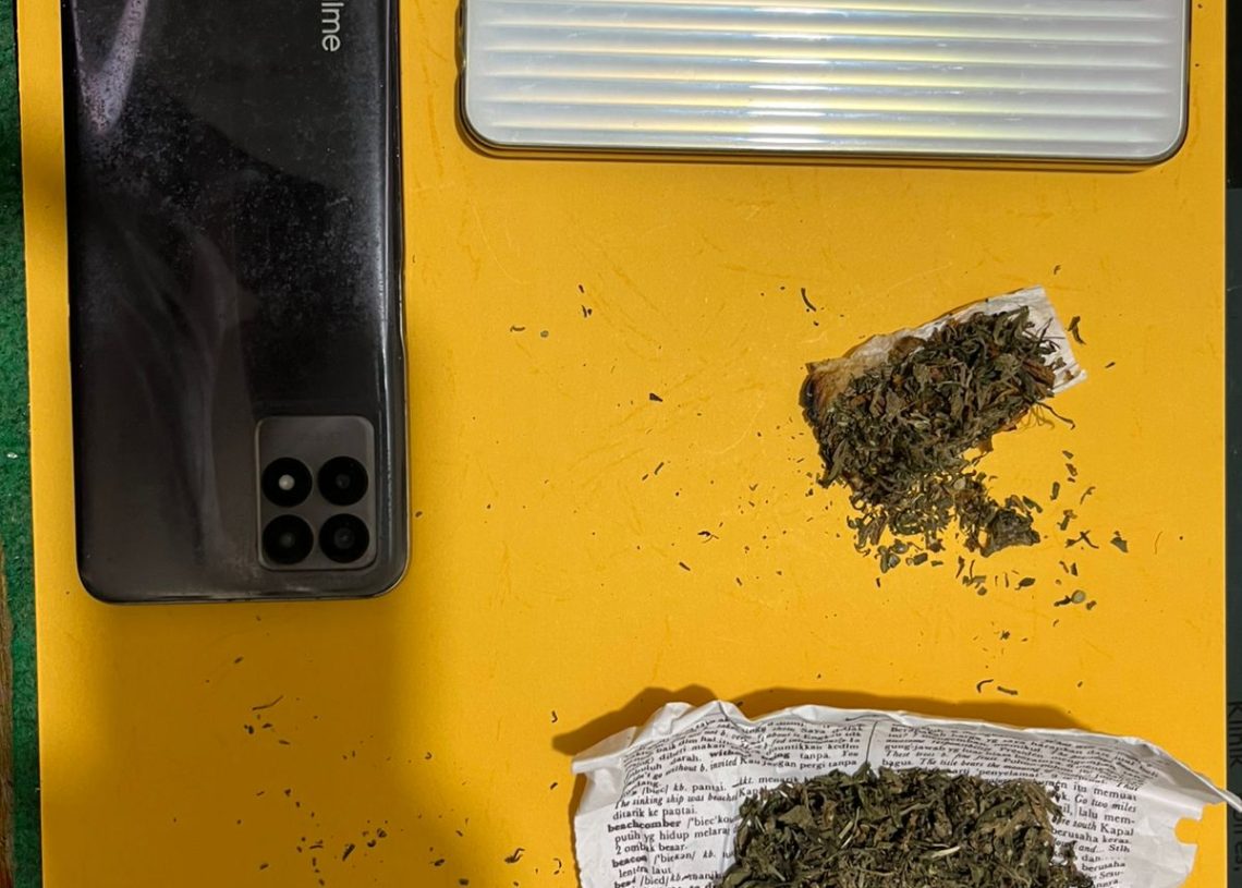 Digrebek saat Transaksi Ganja, Tiga Terduga Pelaku Berserta 8 Paket BB Diamankan di Pauh Duo