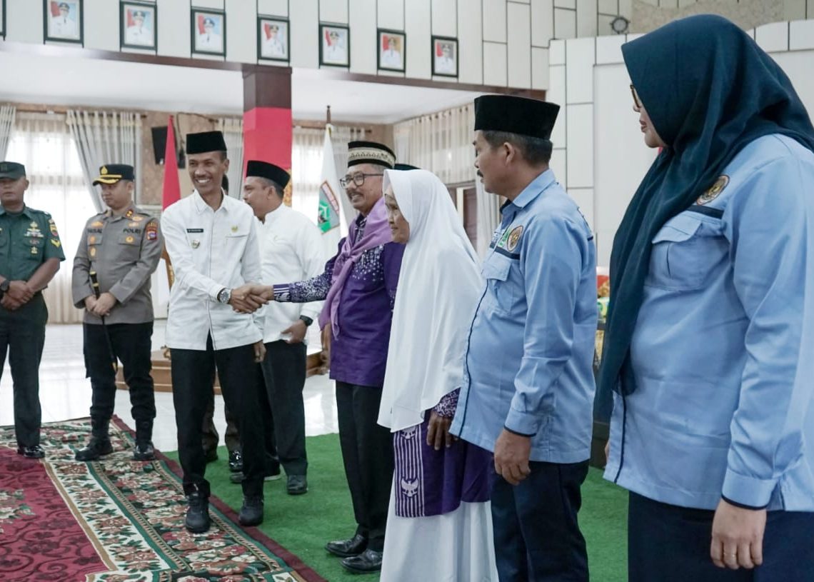 35 Calon Jemaah Haji Asal Solok Selatan Dilepas Wabup Yulian Efi