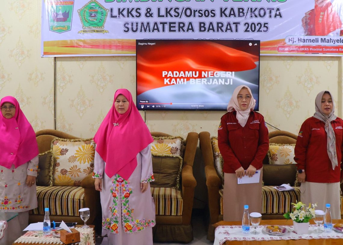 Eni Muis Zulmaeta Buka Bimtek Pengurus LKKS dan LKS Se-Sumatera Barat