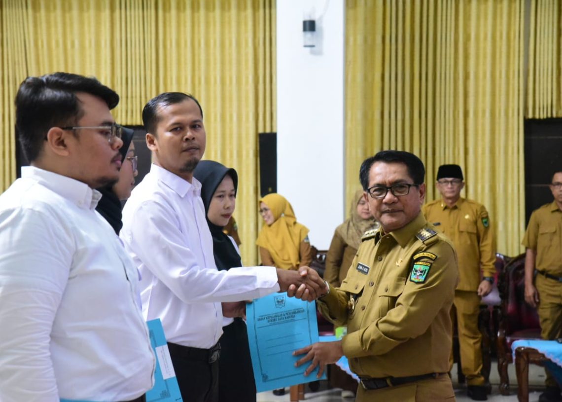 Serahkan SK Pengangkatan 46 CPNS, Bupati John Kenedy Azis Beri Peringatan