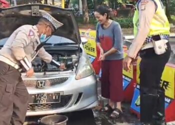 Anggota Unit Lantas Cengkareng Bantu Pengendara Wanita yang Mobilnya Mogok di Daan Mogot