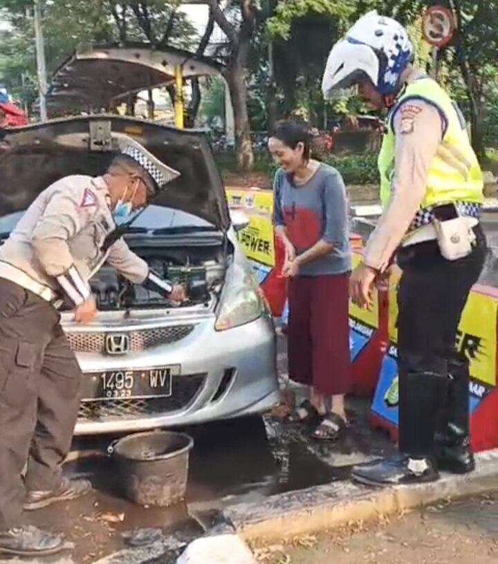 Anggota Unit Lantas Cengkareng Bantu Pengendara Wanita yang Mobilnya Mogok di Daan Mogot