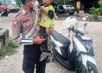Anggota Satlantas Polres Metro Jakarta Barat Temukan Anak Tersesat di Exit Tol Kapuk