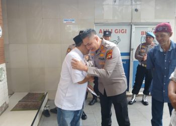 Wakapolres Metro Jakarta Barat Salurkan Bantuan 100 Sak Semen dan AC untuk Renovasi Masjid