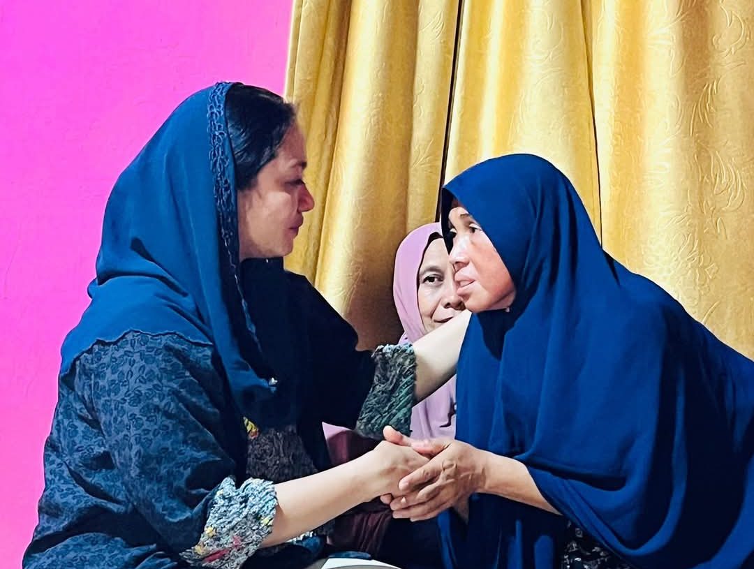 Bupati Annisa Melayat ke Rumah Duka Almarhum H.M. Zainal Arifin, Wali Nagari Kurnia Selatan