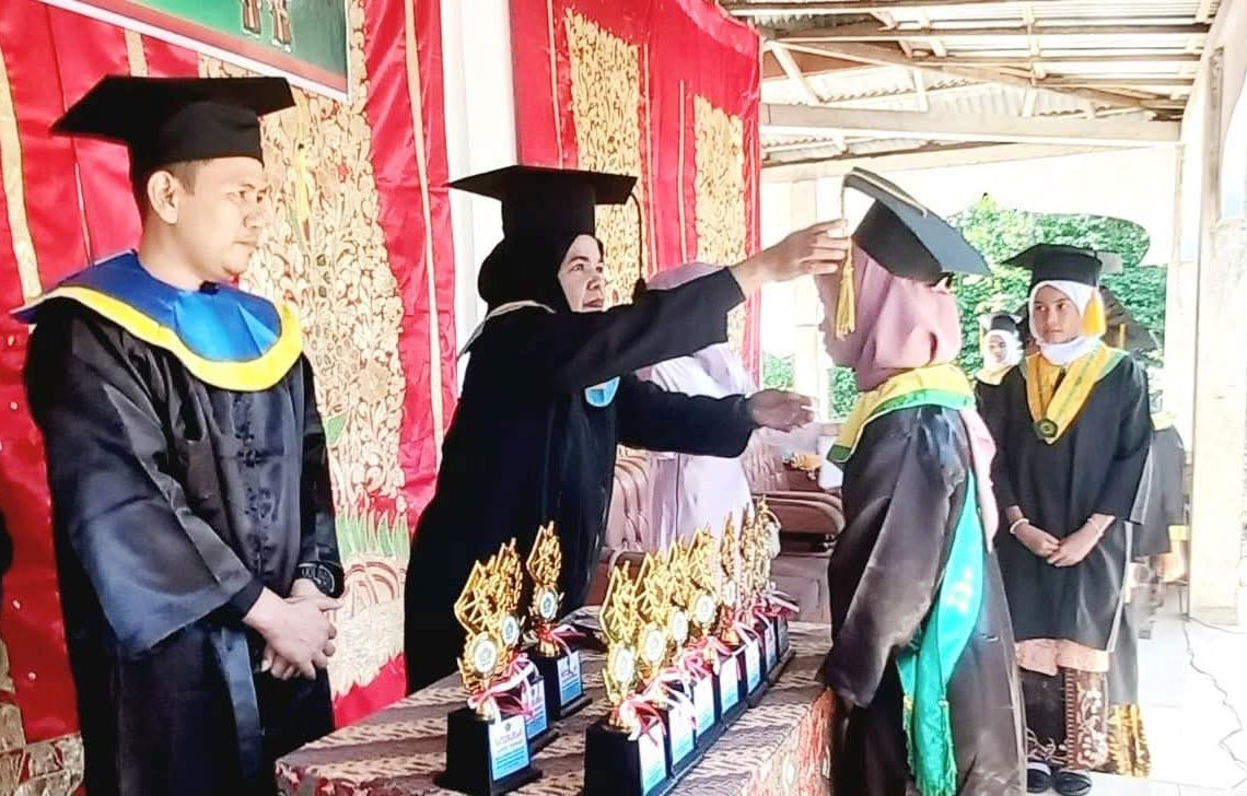 Kadis Dikpora Apresiasi Wisudawan Tahfidz MDTA Se-Pariaman Selatan