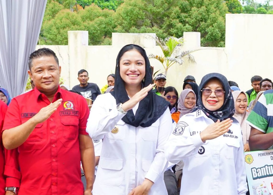 Ketua DPRD Jemi Hendra Hadir Dalam Penyerahan Bantuan Pertanian Senilai 29 Milyar Pokir Alex Indra Lukman ke Petani Dharmasraya.