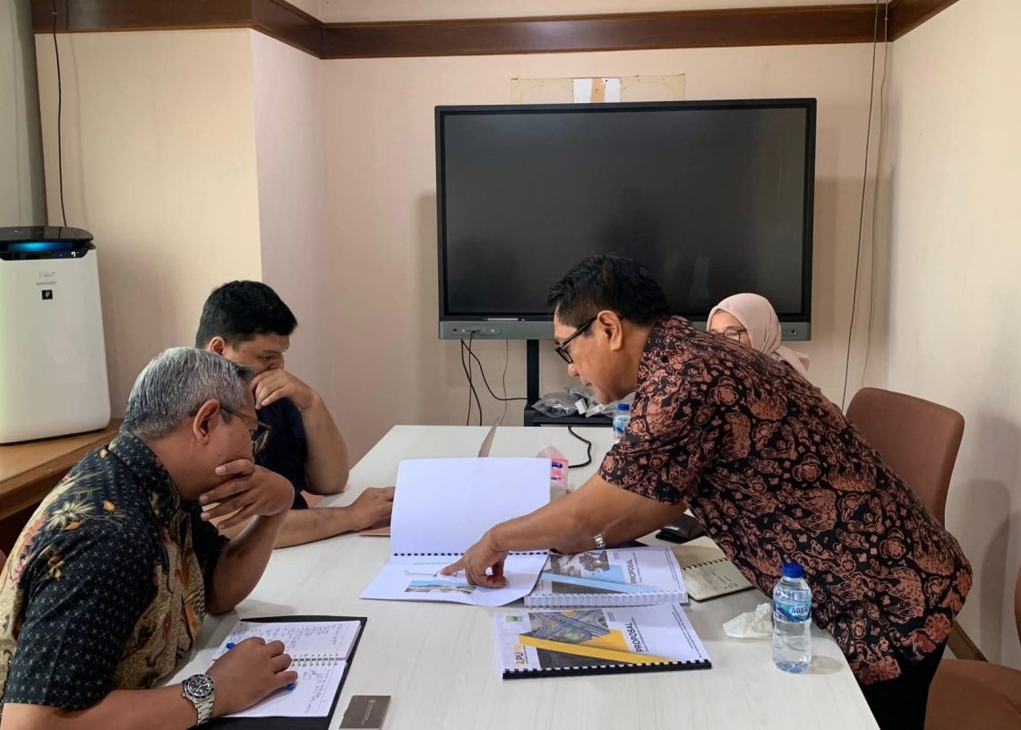 Gigih dan Serius Bupati John Kenedy Azis Serahkan Proposal Infrastruktur ke Bappenas