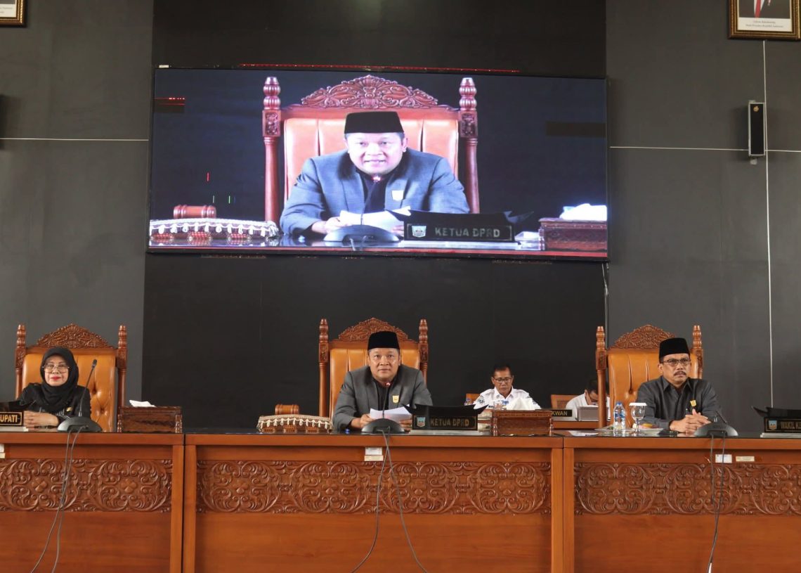 Penyampaian Pandangan Fraksi DPRD Terhadap Nota Penjelasan Bupati Terkait Ranperda Pertanggungjawaban Pelaksanaan APBD 2024