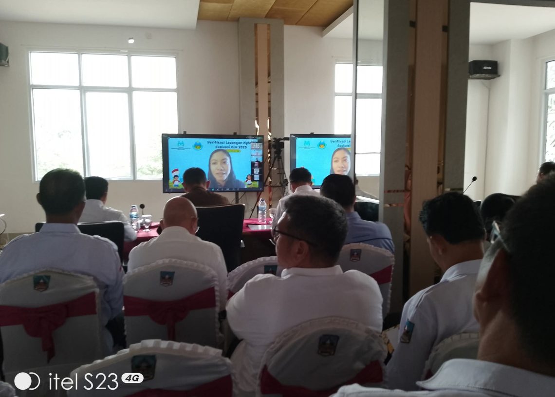 𝐕𝐞𝐫𝐢𝐟𝐢𝐤𝐚𝐬𝐢 𝐋𝐚𝐩𝐚𝐧𝐠𝐚𝐧 𝐄𝐯𝐚𝐥𝐮𝐚𝐬𝐢 𝐊𝐋𝐀 𝟐𝟎𝟐𝟓 𝐝𝐢 𝐃𝐡𝐚𝐫𝐦𝐚𝐬𝐫𝐚𝐲𝐚, 𝐁𝐮𝐩𝐚𝐭𝐢 𝐓𝐞𝐠𝐚𝐬𝐤𝐚𝐧 𝐊𝐨𝐦𝐢𝐭𝐦𝐞𝐧 𝐏𝐞𝐫𝐥𝐢𝐧𝐝𝐮𝐧𝐠𝐚𝐧 𝐀𝐧𝐚𝐤 𝐌𝐞𝐧𝐮𝐣𝐮 𝐈𝐧𝐝𝐨𝐧𝐞𝐬𝐢𝐚 𝐄𝐦𝐚𝐬 𝟐𝟎𝟒𝟓