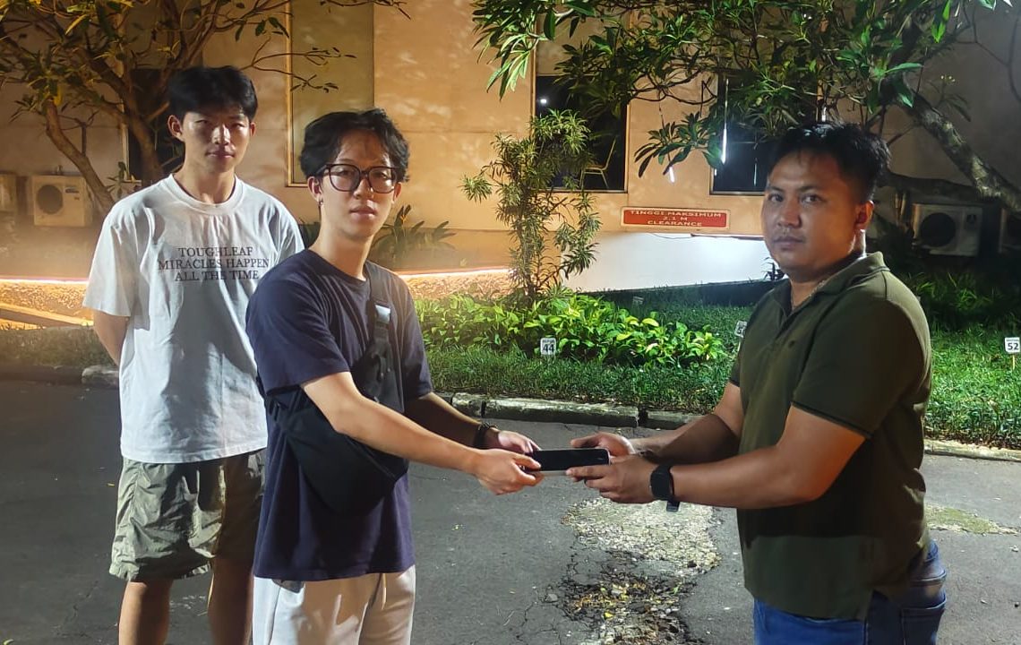 Polsek Grogol Petamburan Bantu WNA Tiongkok Temukan HP Hilang di Taksi Online