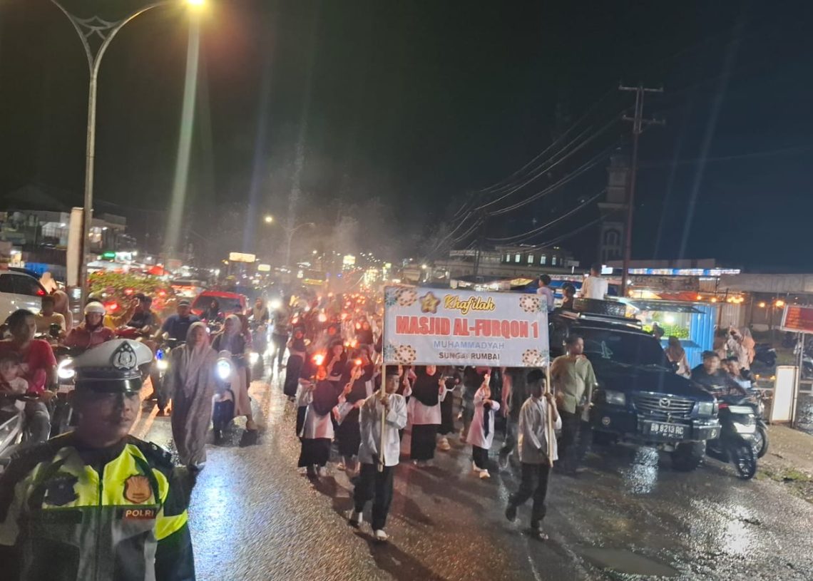 Ratusan Anak TPQ dan TPS Meriahkan Idul Adha dengan Arak-Arakan Obor di Nagari Sungai Rumbai