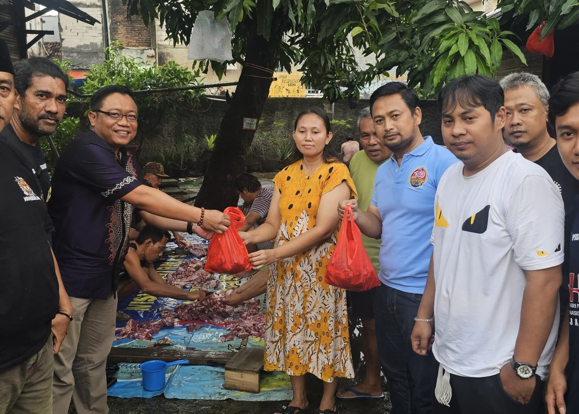 Keteladanan Nabi Ibrahim dalam Aksi, PWI Jakarta Barat Berkurban Bersama Warga Cengkareng