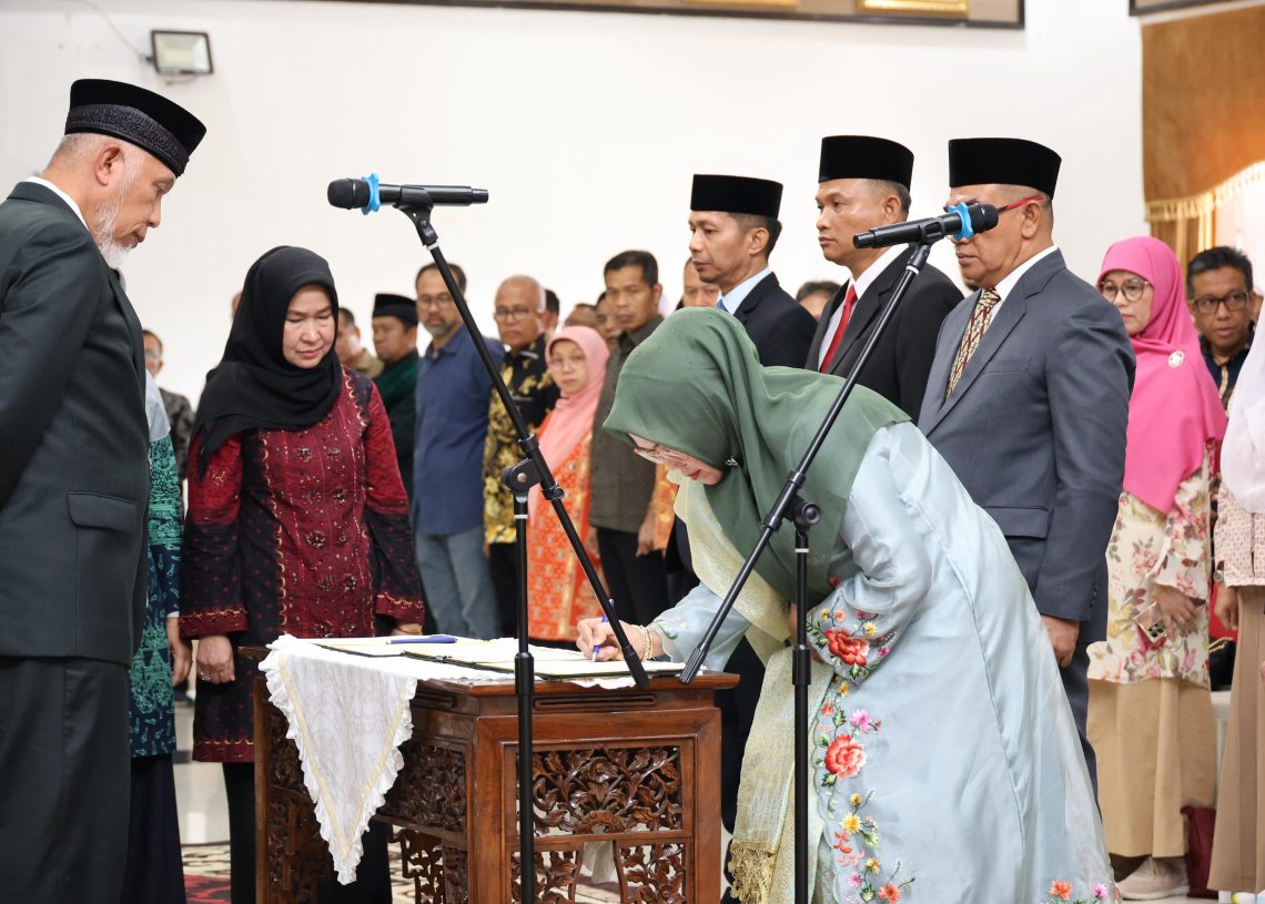 Gubernur Mahyeldi Lantik Sejumlah Pejabat Pimpinan Tinggi Pratama di Lingkungan Pemprov Sumbar