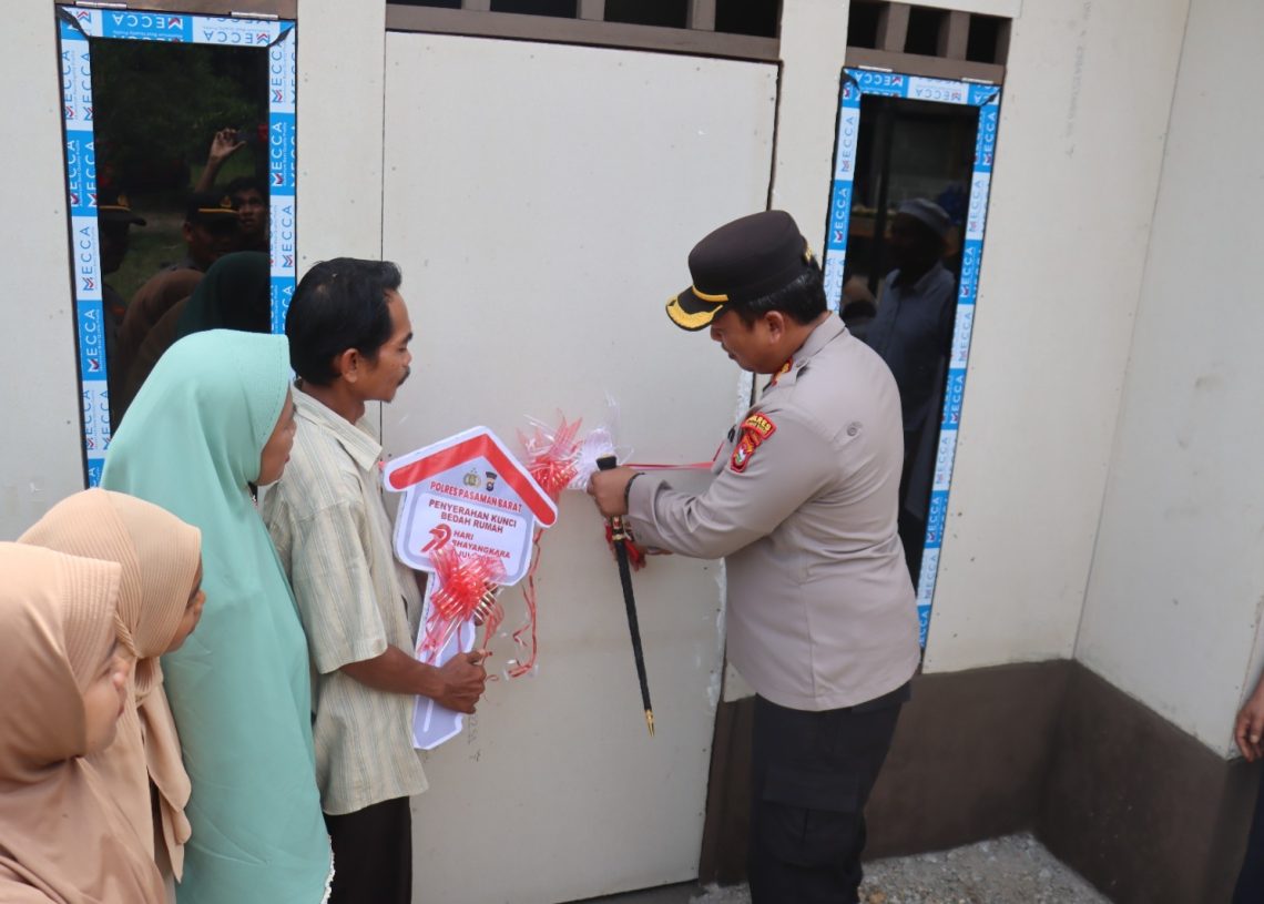 Hari Bhayangkara ke-79, Kapolres Pasaman Barat Serahkan Kunci ke Penerima Bantuan Bedah Rumah