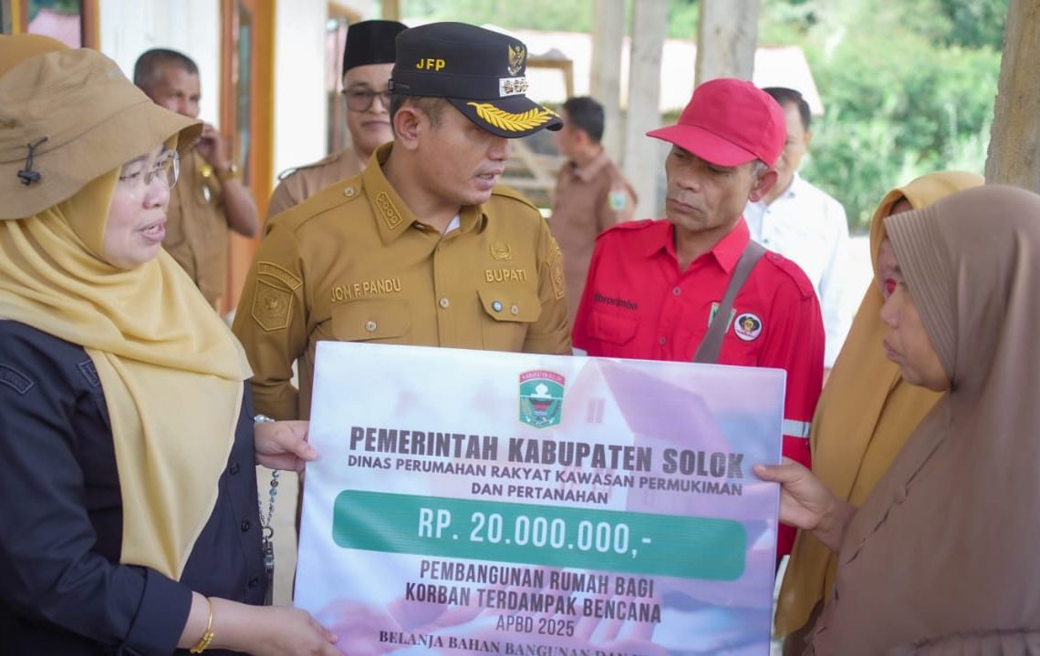 Ke Nagari Surian, Bupati Jon Firman Pandu Salurkan Sejumlah Bantuan Pembangunan Rumah