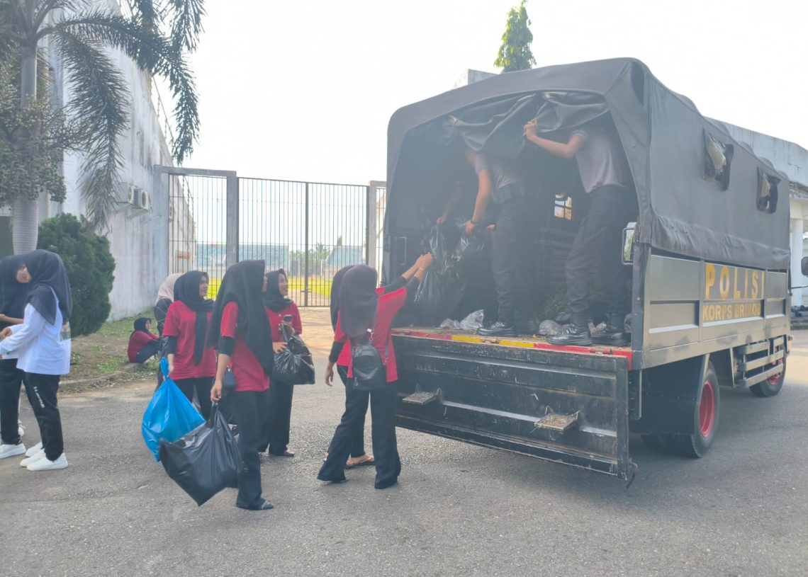 Brimob dan Undhari Gelar Bakti Sosial Peringati Hari Bhayangkara ke-79 di Dharmasraya