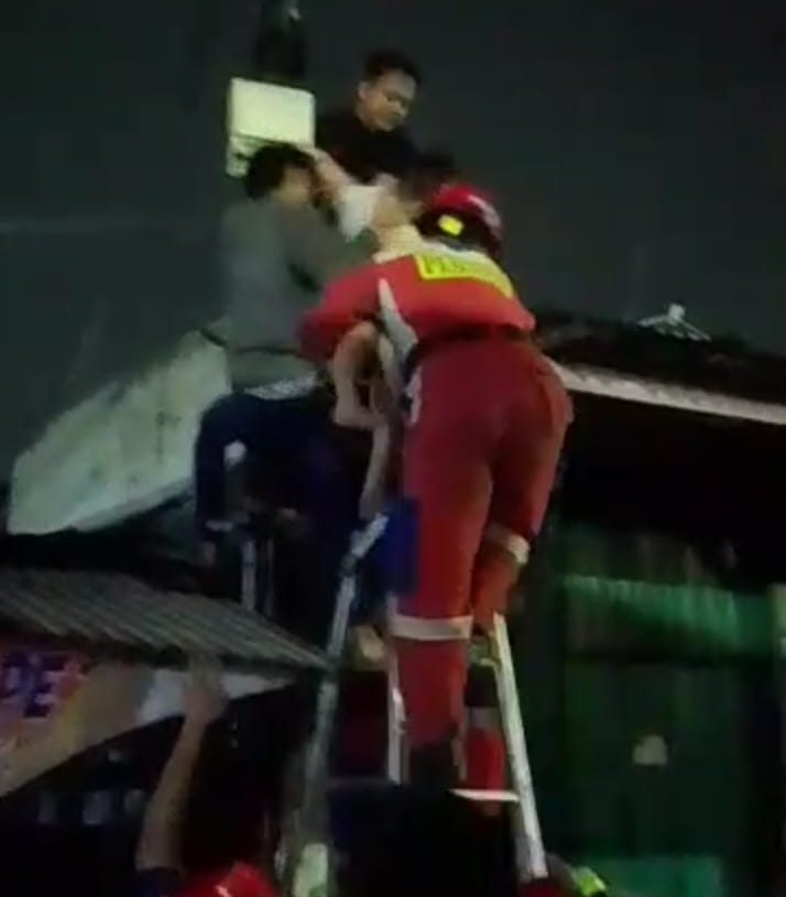 Anggota Intelkam Polda Metro Jaya & Anggota Damkar Taman Sari Gagalkan Warga yang Mencoba Bunuh Diri