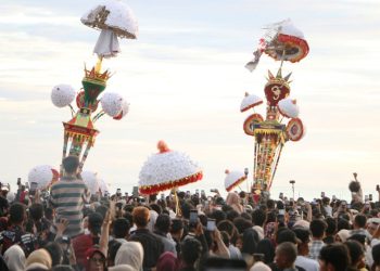 Ratusan Ribu Wisatawan Tumpah Ruah Meriahkan Puncak Acara Pesona Budaya Hoyak Tabuik Piaman 2025