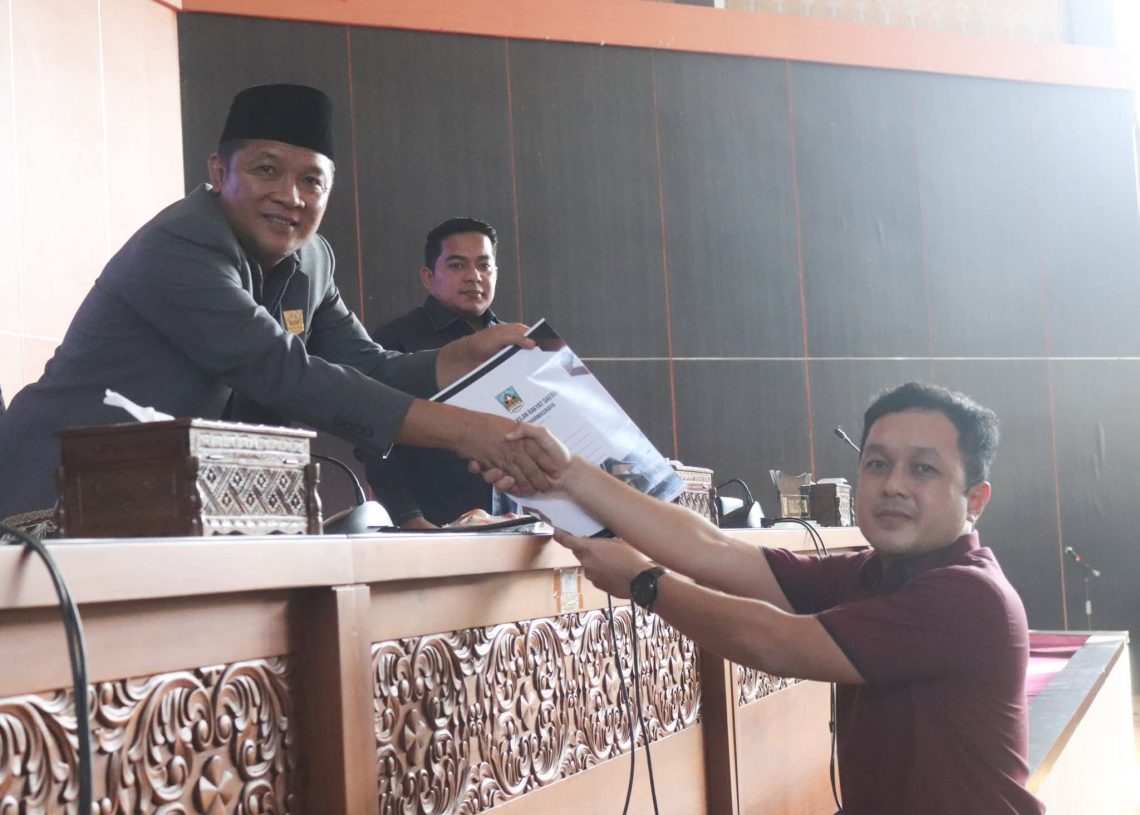 Rapat Paripurna DPRD Penyampaian Pendapat Akhir Bupati Terhadap 2 Ranperda Kabupaten Dharmasraya