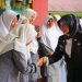 Wabup Leli Arni Tinjau MPLS di SMPN 1 Sitiung dan SDN 08 Pulau Punjung, Serahkan Seragam untuk Siswa Kurang Mampu