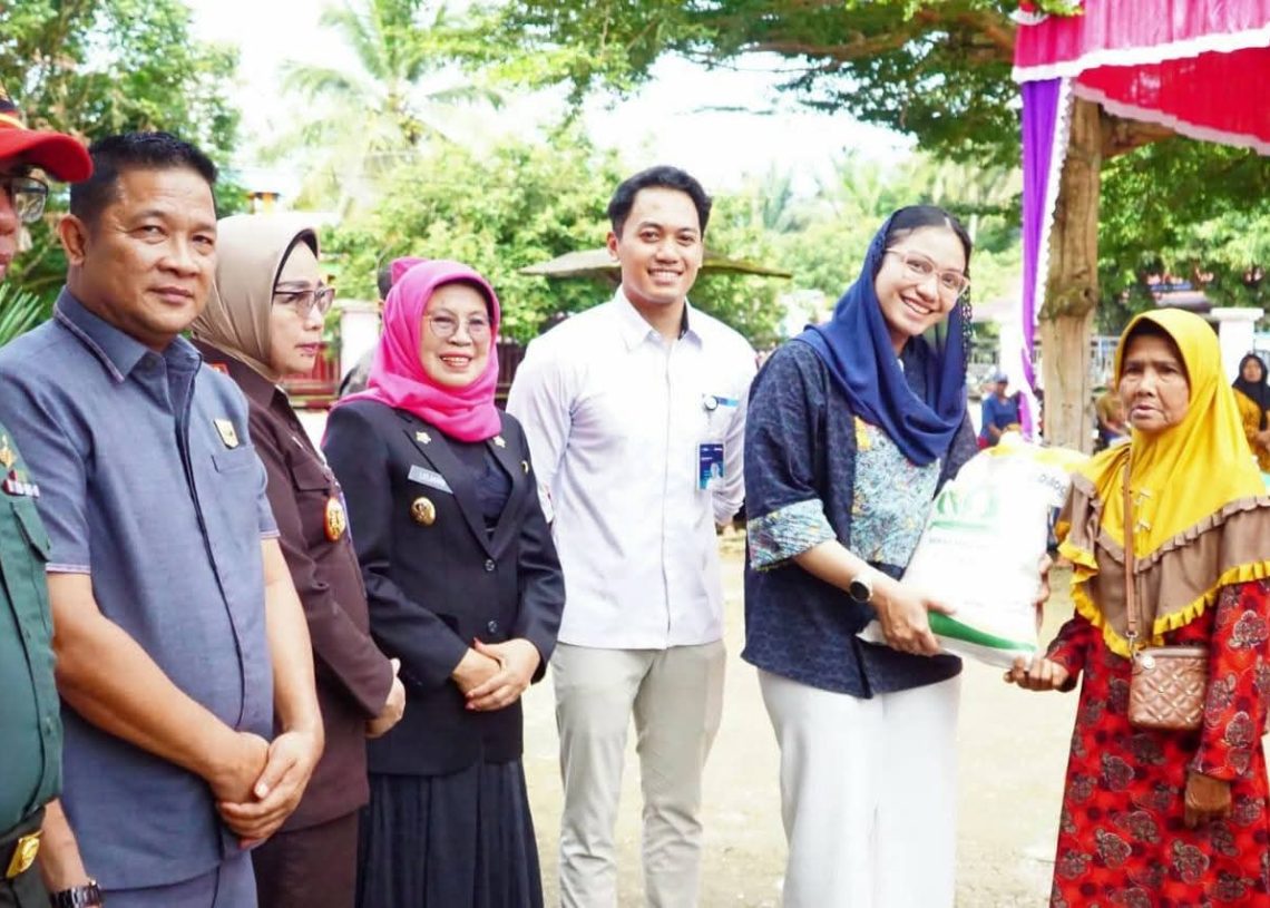 Bupati Annisa dan Bulog Salurkan 278 Ton Beras Bantuan untuk Warga Dharmasraya