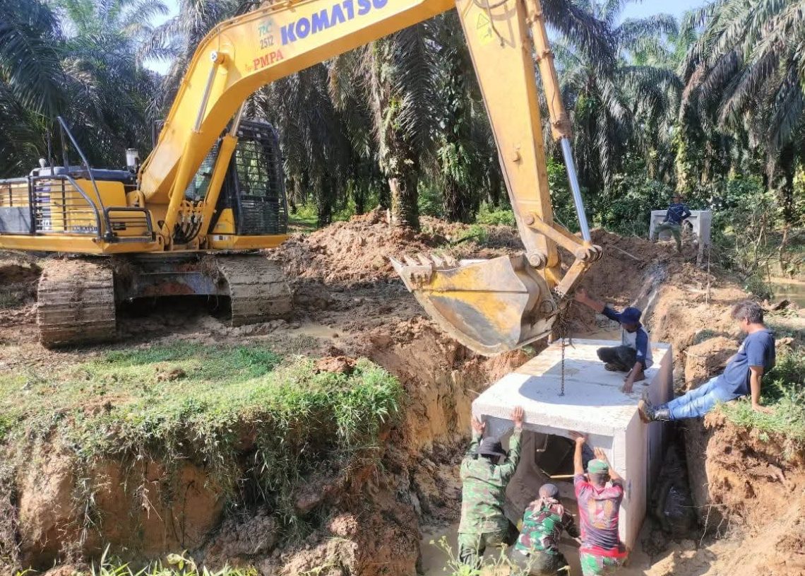 Gotong Royong Satgas TMMD dan Warga Muaro Momong: Demi Jalan Penghubung yang Lebih Baik