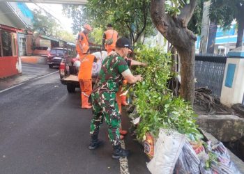 Antisipasi Genangan Air serta Pohon Tumbang Babinsa Koramil 02/SB Laksanakan Kerja Bakti Bersama Warga
