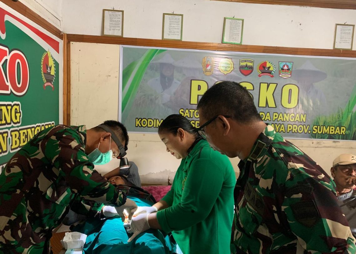 Sunatan di Tengah Libur, ketika Koramil Mayor Czi Sarinto Merawat Luka Kecil