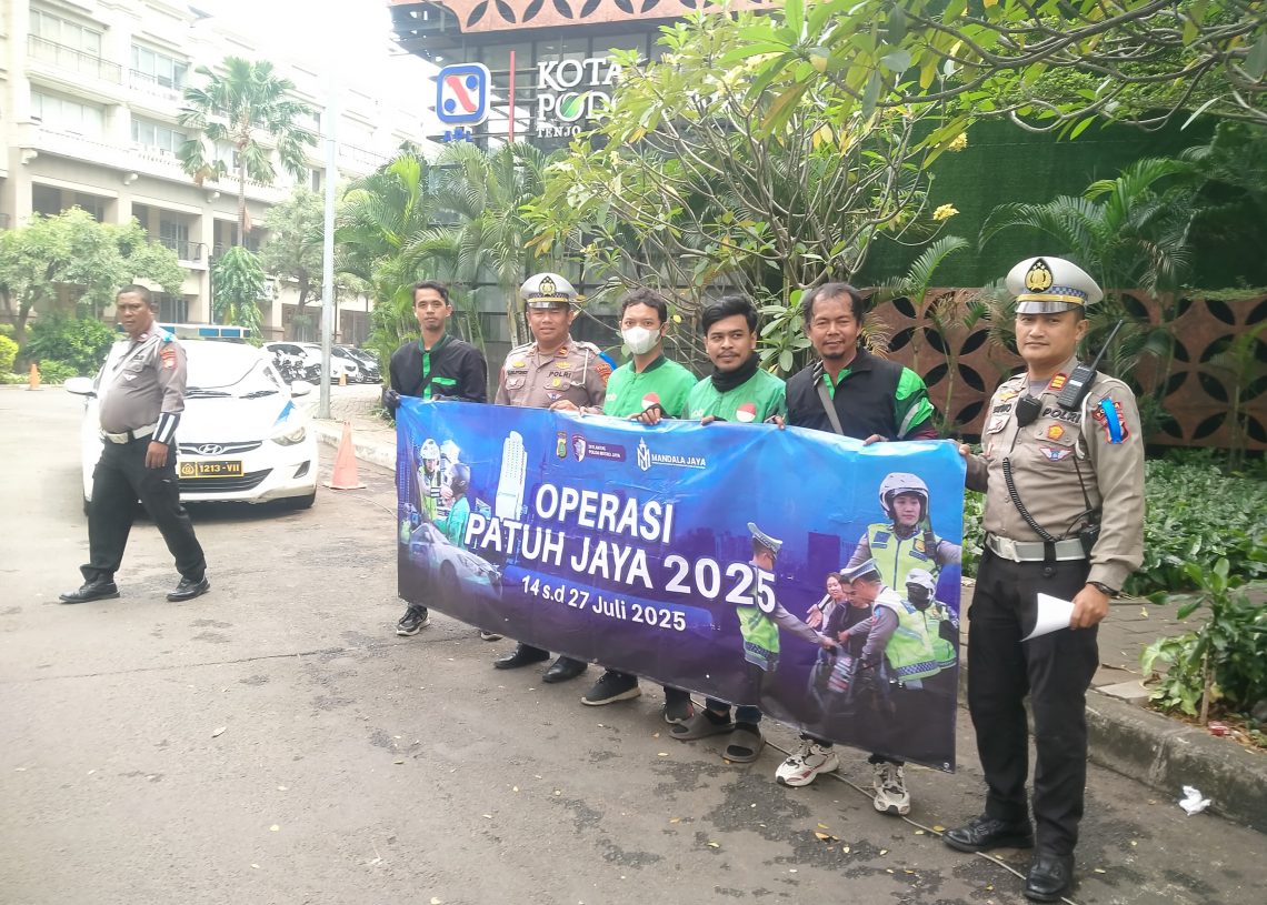 Satlantas Jakarta Barat Berikan Penyuluhan Tertib Lalu Lintas kepada Ojek Online di Area Podomoro City