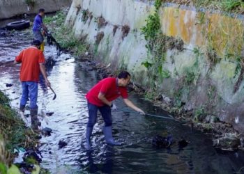 Peduli Lingkungan, Pemko Bukittinggi Lakukan Goro di Aliran Batang Agam