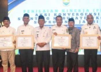 Juara I Pencegahan Stunting, Bupati Sarolangun Terima Penghargaan