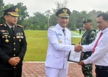 Bupati Sarolangun Hadiri HUT Bayangkara ke-79, Serahkan Piagam Personil Prestasi