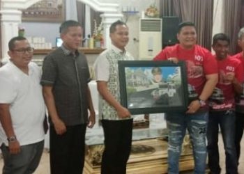 Wabup Sarolangun Kedatangan Rombongan Komunitas TLCI Jambi, Terima Cinderamata