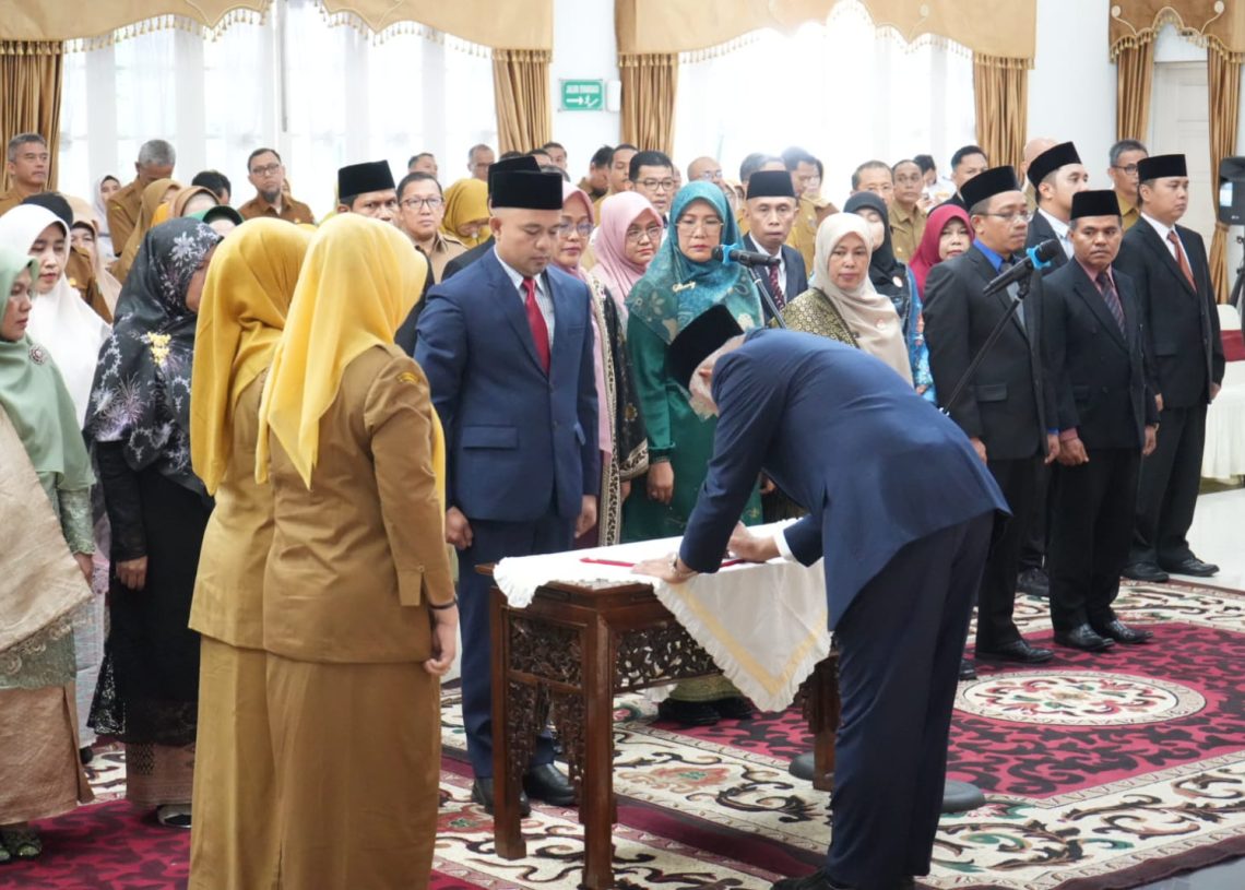 Lantik 25 Pejabat Manajerial, Gubernur Mahyeldi Tegaskan Komitmen Pelayanan Publik