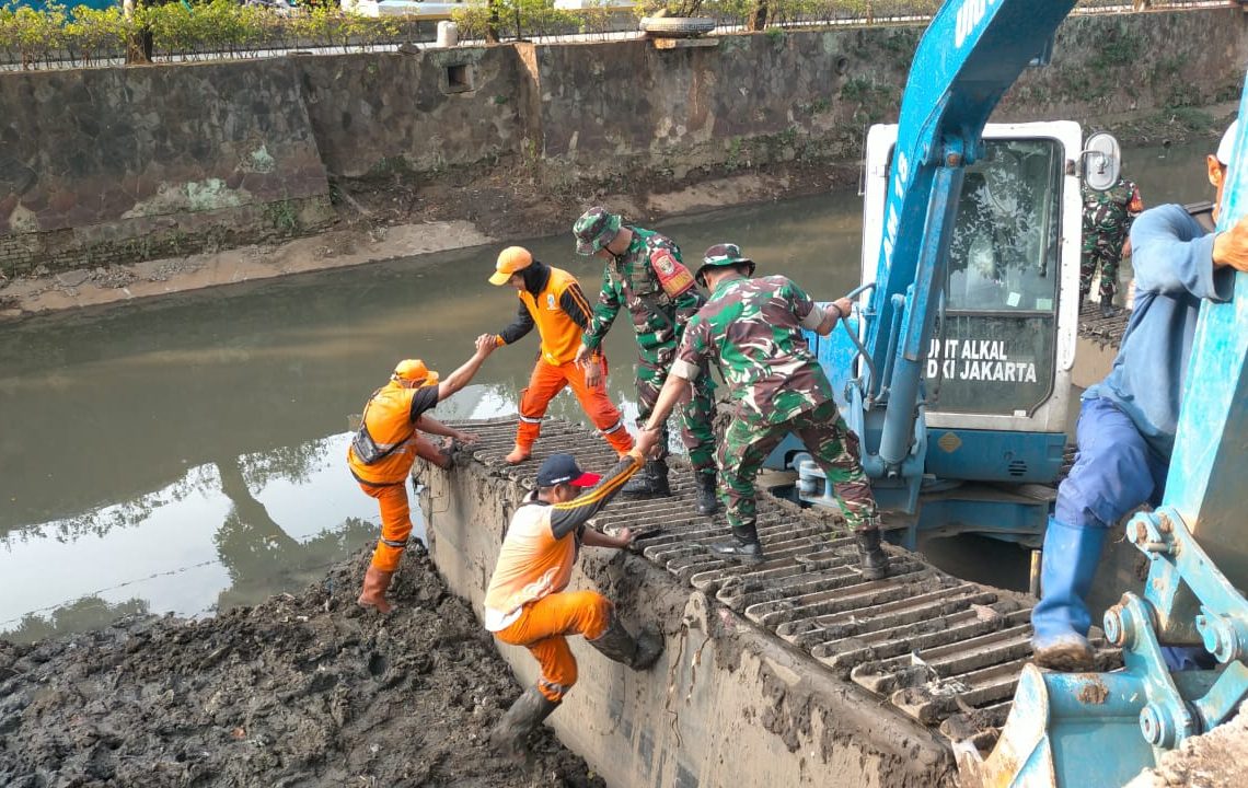 Dandim 0501/JP Pimpin Pelaksanaan Normalisasi Anak Sungai Ciliwung di Wilayah Kodim 0501/JP