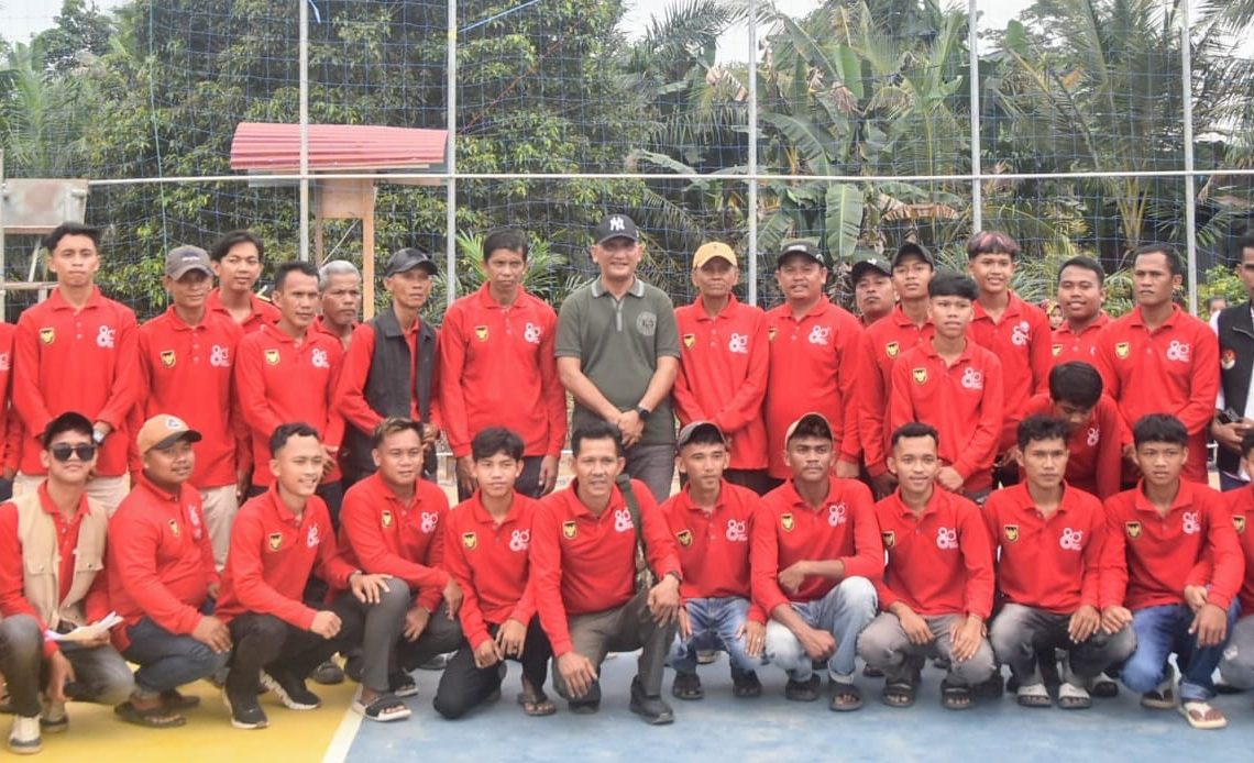 Bupati Hurmin Resmikan Lapangan Moneng dan Buka Turnamen Volly