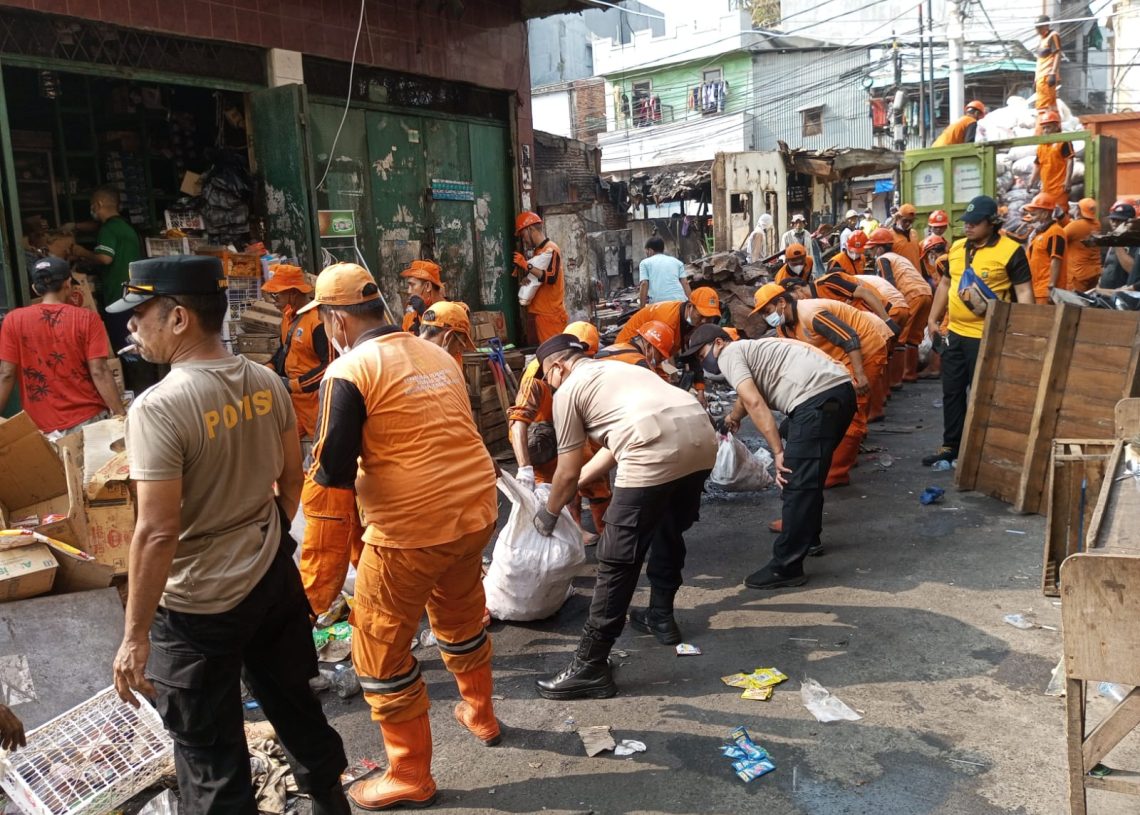 Polsek Tambora Gelar Kerja Bakti Pasca Kebakaran di Pasar Garuda