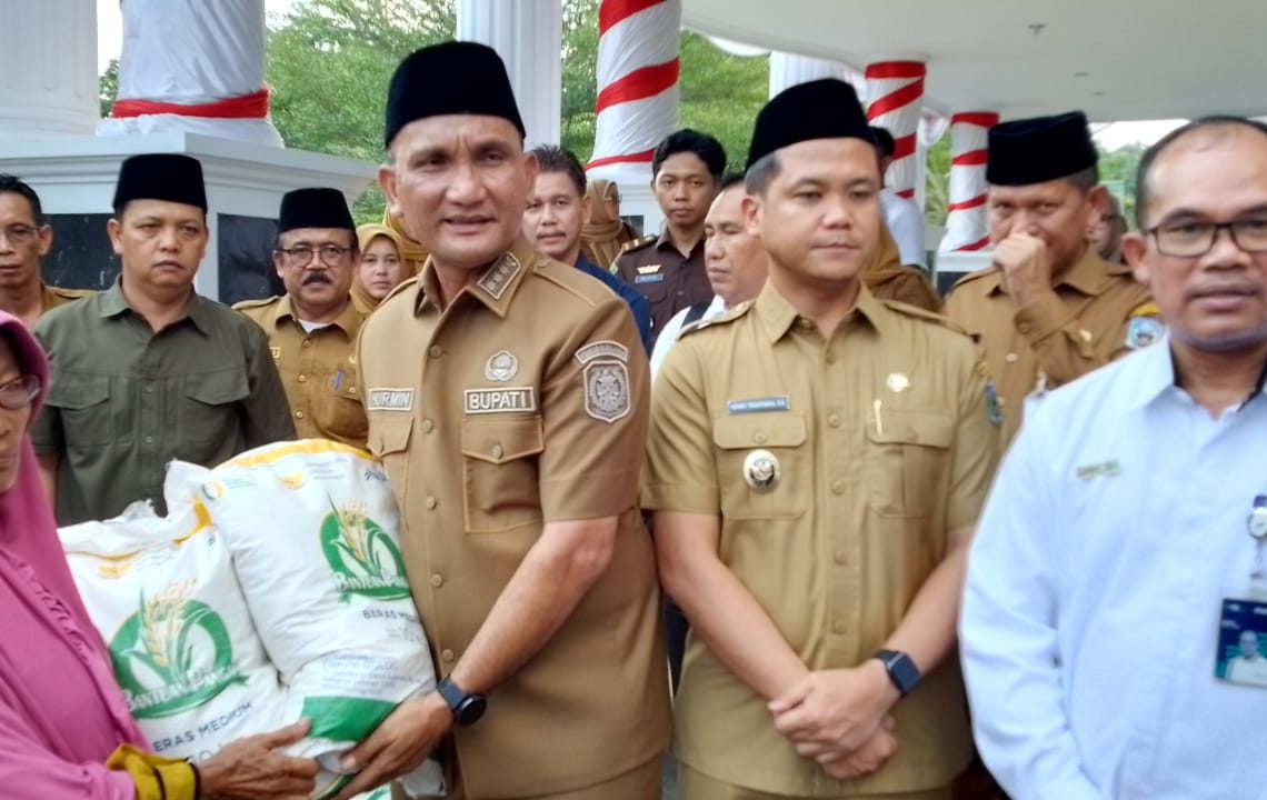 Bupati Hurmin Lounching Simbolik  Penyaluran Bantuan Pangan 17.760 PDP