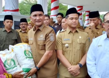 Bupati Hurmin Lounching Simbolik  Penyaluran Bantuan Pangan 17.760 PDP