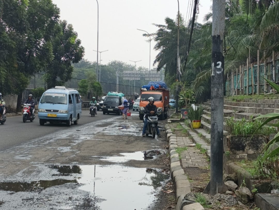 Truk Sampah Parkir di Bahu Jalan Cengkareng Timur, Warga Resah Bau Menyengat