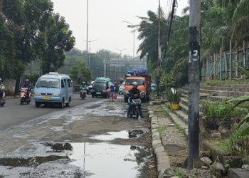 Truk Sampah Parkir di Bahu Jalan Cengkareng Timur, Warga Resah Bau Menyengat