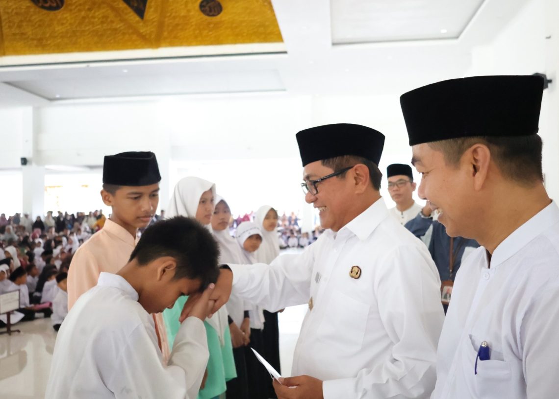 Serukan Pentingnya Pendidikan, Bupati JKA Serahkan Bantuan Beasiswa bagi Siswa SD/SMP
